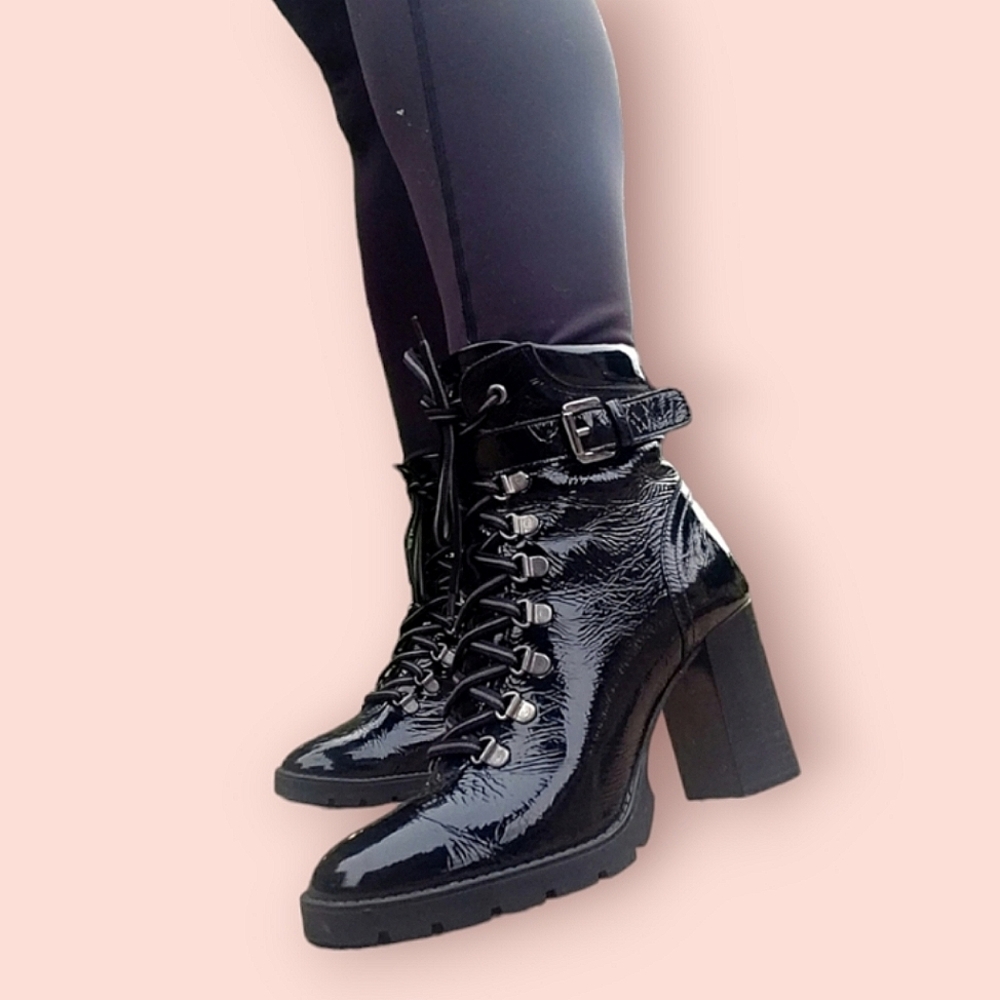 L'intervalle patent leather lacr up booties